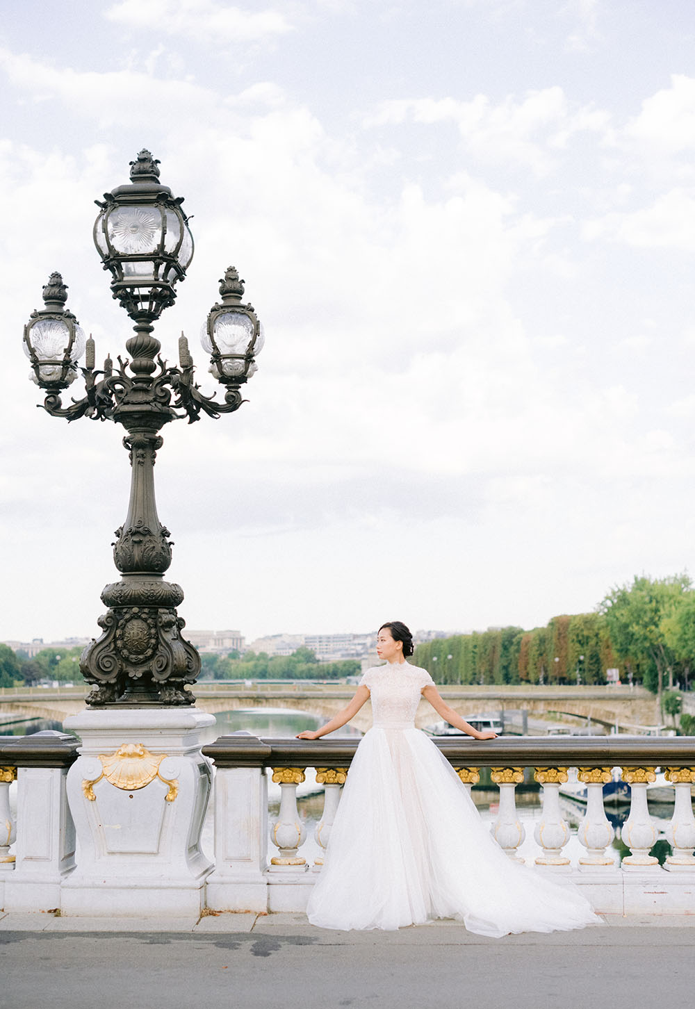 Un couple s'embrasse sur le magnifique pont alexandre 3.